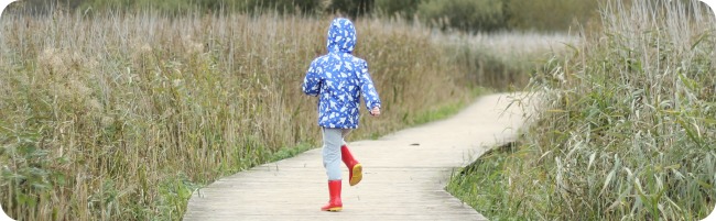 Colour-changing raincoat